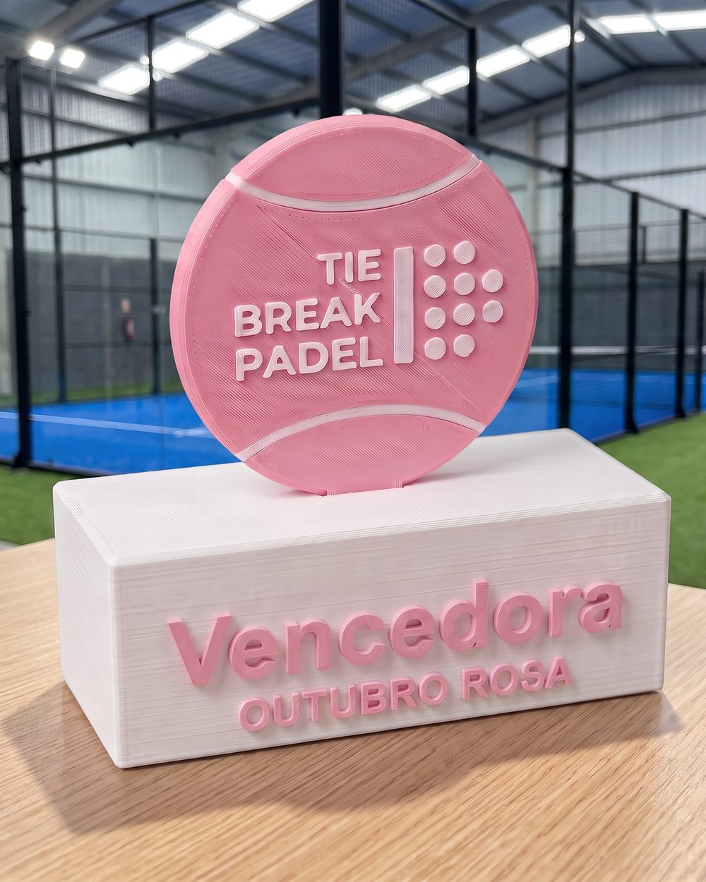 Troféu rosa e branco com bola de padel Tie Break Padel e a palavra Vencedora